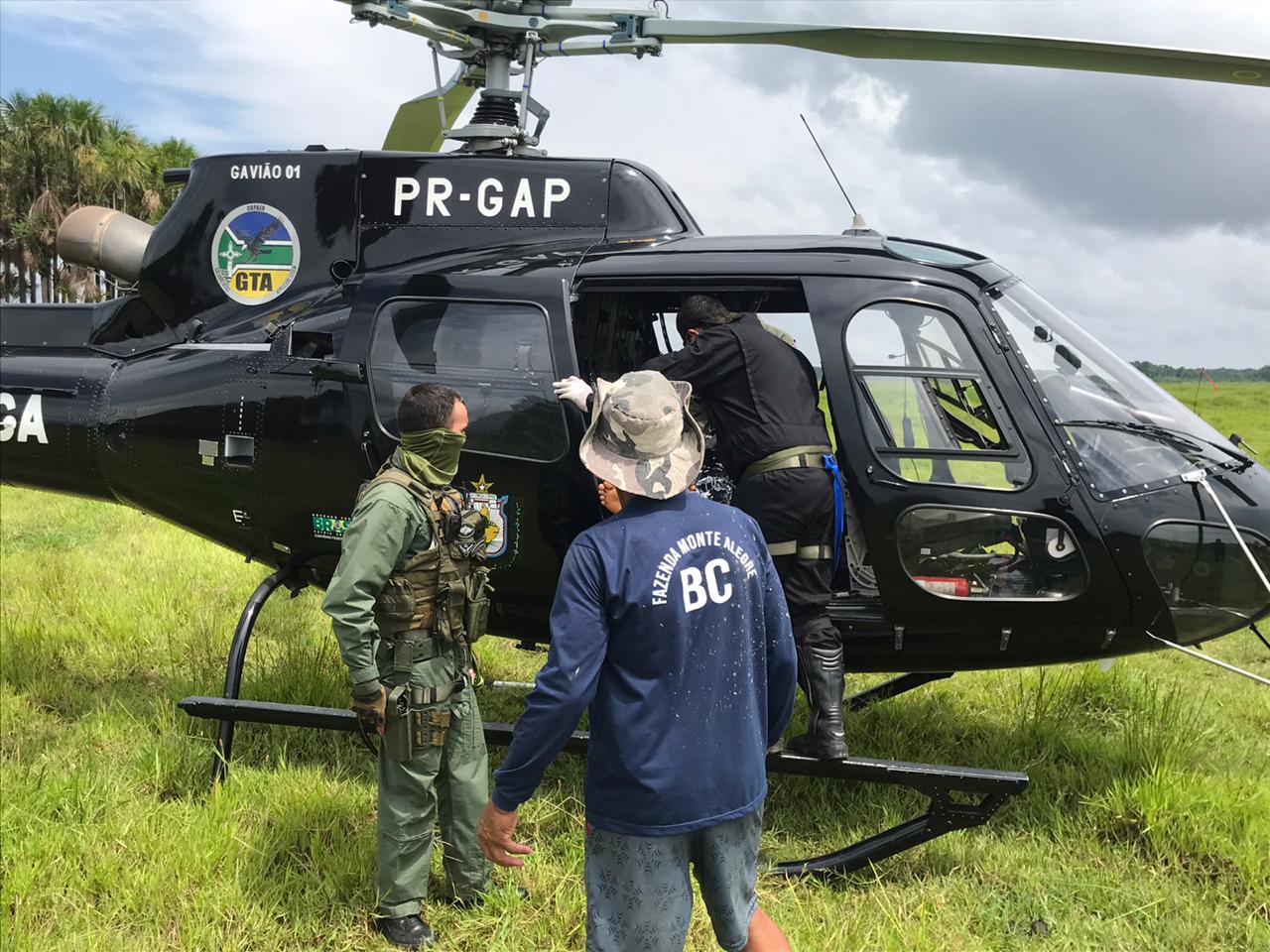 Helicóptero do GTA do Amapá realiza transporte de dois jovens para