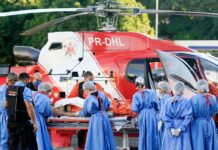 Quando o Resgate 04 pousa, a equipe de traumatologia do Hospital de Base já está pronta para receber a vítima