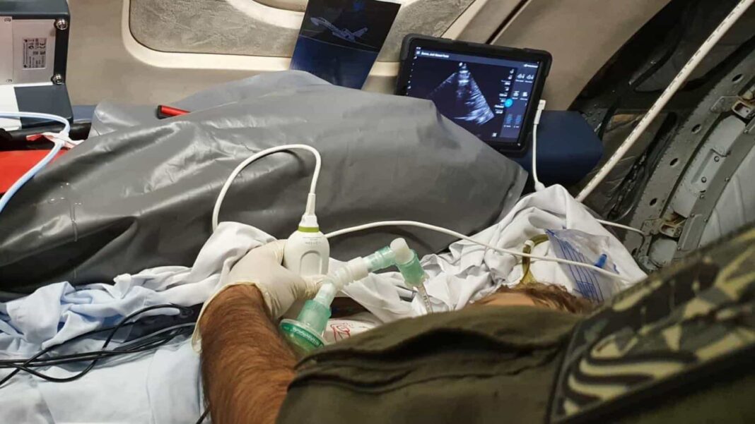 Equipe médica da Força Aérea Portuguesa realiza ecografia em criança durante transporte aeromédico