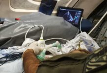 Equipe médica da Força Aérea Portuguesa realiza ecografia em criança durante voo aeromédico