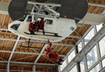 12 médicos da operadora de resgate aéreo DRF realizam treinamento simulado com guincho na Alemanha