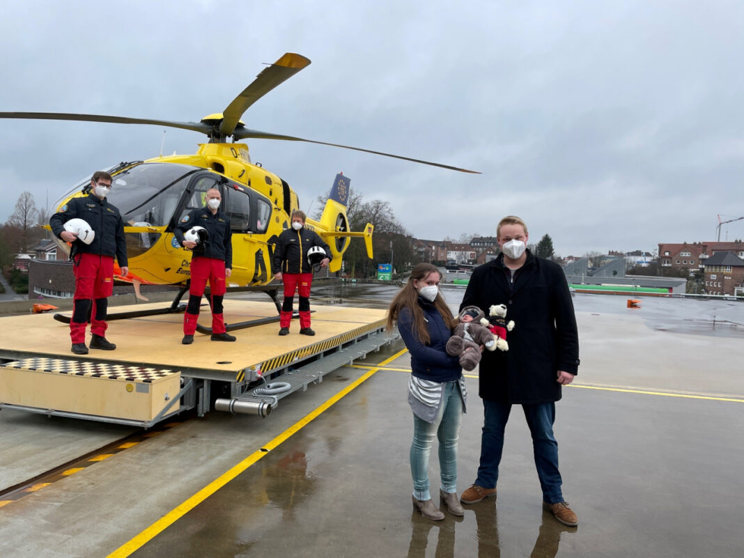 Bebê nasce a bordo de helicóptero de resgate da ADAC em Osnabrück, Alemanha