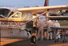 Pacientes com COVID-19 são transportados em aviões do Corpo de Bombeiros e da PM de Minas Gerais