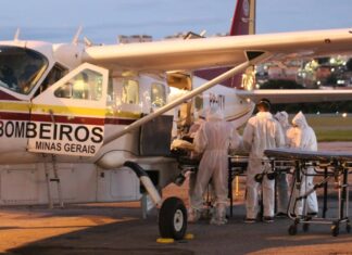 Pacientes com COVID-19 são transportados em aviões do Corpo de Bombeiros e da PM de Minas Gerais