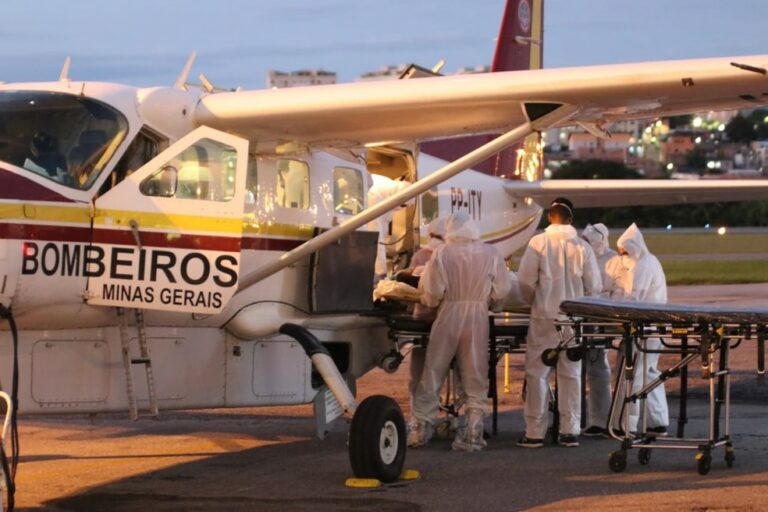 Pacientes com COVID-19 são transportados em aviões do Corpo de Bombeiros e da PM de Minas Gerais