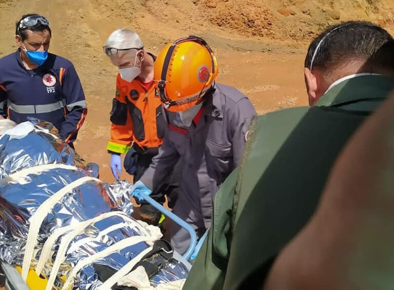 Vítima de acidente com retroescavadeira é resgatada em área rural de São José dos Campos, SP