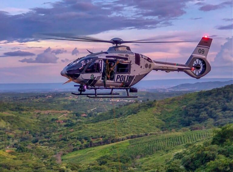 Bombeiros e equipe da CIOPAER do Ceará resgatam vítima de queda em cachoeira