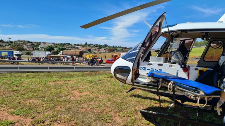 Bombeiros e operações aéreas do SAMU resgatam vítima presa às ferragens em acidente na BR-376, PR
