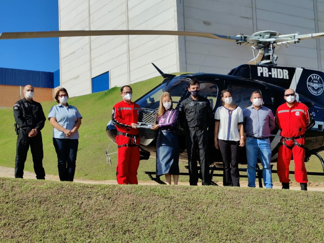 SAER e SARASUL recebem doação de um vídeo laringoscópio para uso nos atendimentos aeromédicos em SC