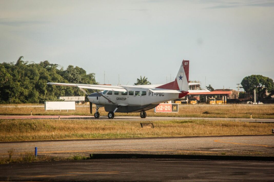 Avião do Grupamento Aéreo de Segurança (Graesp) utilizado nesta segunda-feira (10) na entrega rápida dos imunizantes ao interior