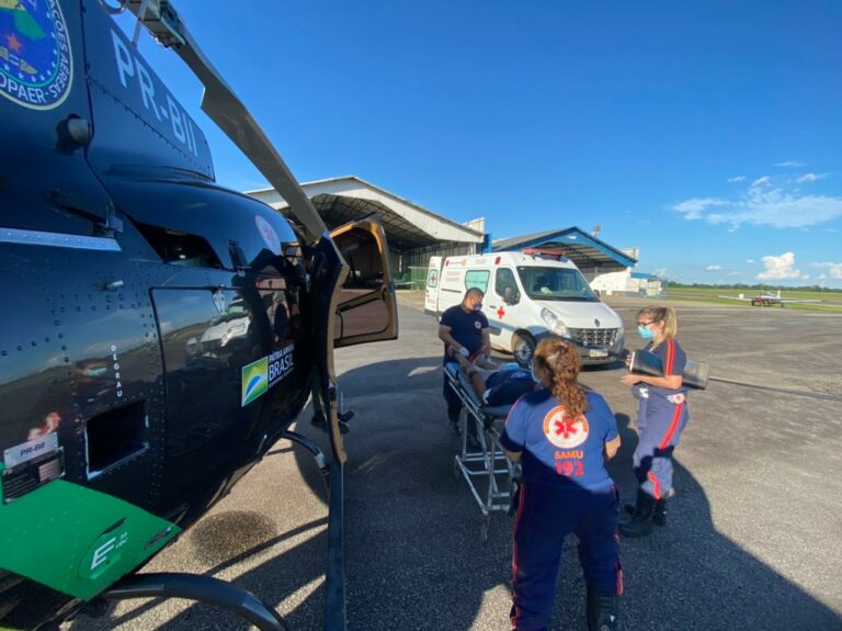 Equipes do CIOPAER e SAMU transportam vítima de acidente de trânsito de Brasileia para Rio Branco