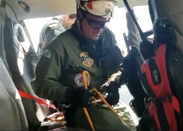 Enfermeiro desce de rapel do Falcão 04 do BPMOA para acessar vítima de queda no Morro do Anhangava, PR