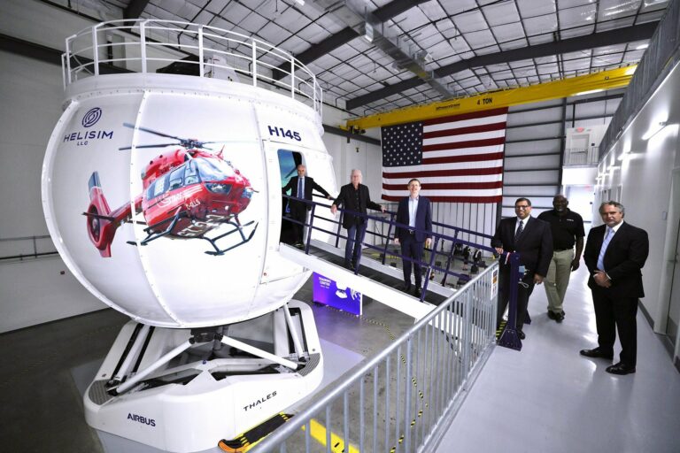 O primeiro simulador de voo completo do helicóptero H145 da América do Norte é inaugurado no Texas, EUA