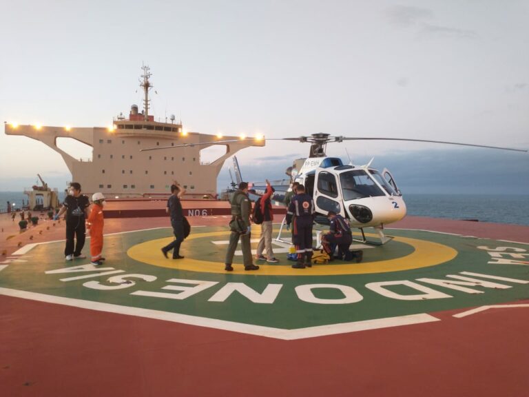 NOTAER e SAMU resgatam tripulantes de navio ancorado na região de fundeio do Porto de Tubarão, ES