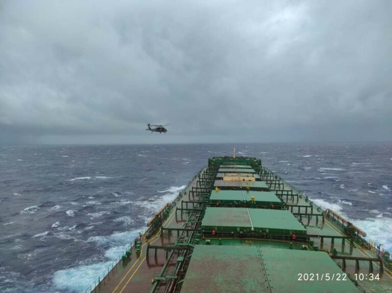 Esquadrão Pantera da FAB resgata marinheiro ucraniano em alto mar