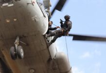 Agentes da Guarda Nacional Russa caem quando realizavam rapel de helicóptero em convés de navio