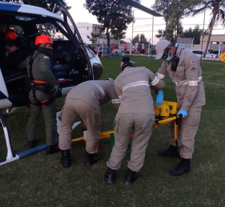 Jovem com hipotermia é resgatado por bombeiros e equipe do NOTAER no morro Mestre Álvaro, ES