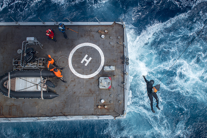 Força Aérea Brasileira e Marinha realizam treinamento conjunto de içamento em convés