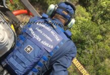 Bombeiros e equipe do Arcanjo 01 resgatam pessoas em locais de difícil acesso em Florianópolis, SC