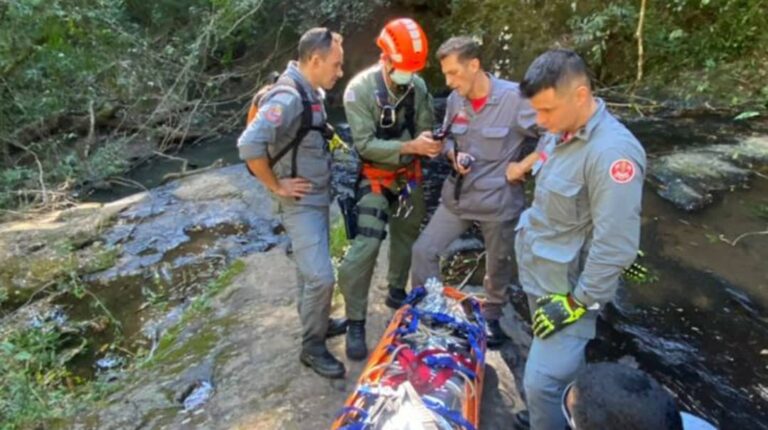 Bombeiros e equipe do Águia 18 resgatam mulher que sofreu queda durante trilha em Águas da Prata, SP