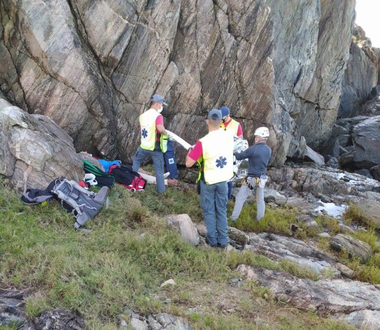 Bombeiros militares e SAMU resgatam homem ferido após queda no Costão da Ponta da Vigia, SC