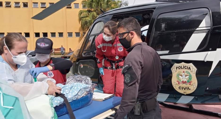 Criança de 3 meses é transferida de helicóptero de Criciúma para hospital em Joinville