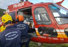 Homem é resgatado após acidente com parapente no costão da Praia do Santinho, em Florianópolis