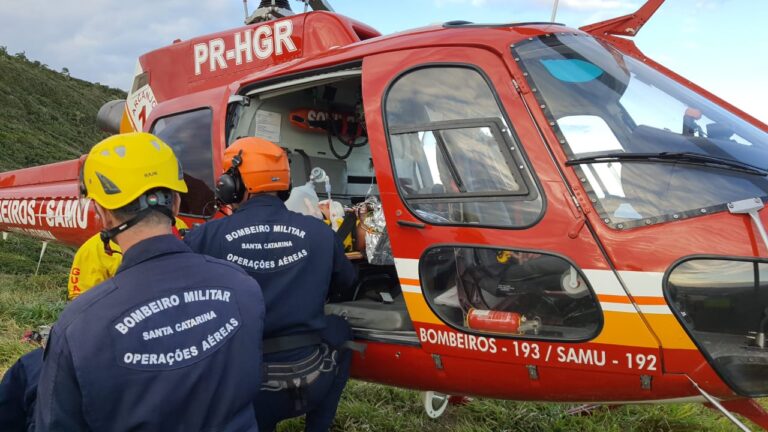 Homem é resgatado após acidente com parapente no costão da Praia do Santinho, em Florianópolis