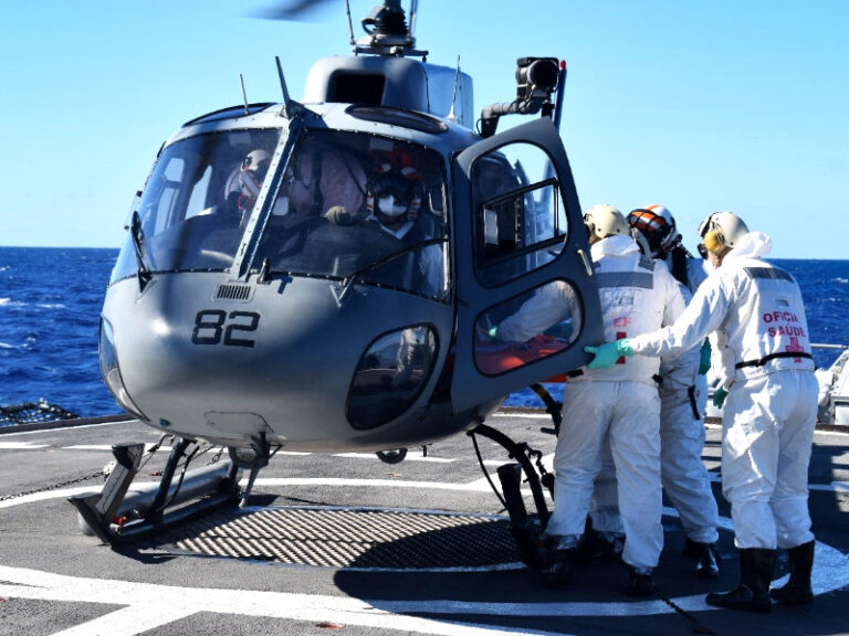 Marinha realiza evacuação aeromédica de tripulante de navio a 400 milhas do litoral do RJ