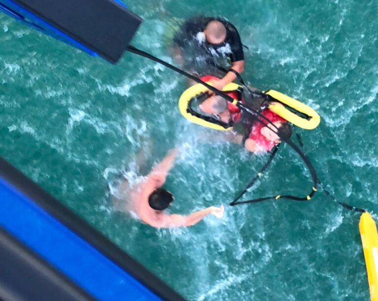 GRAER e bombeiros realizam difícil salvamento de banhista na Praia do Buracão, em Salvador