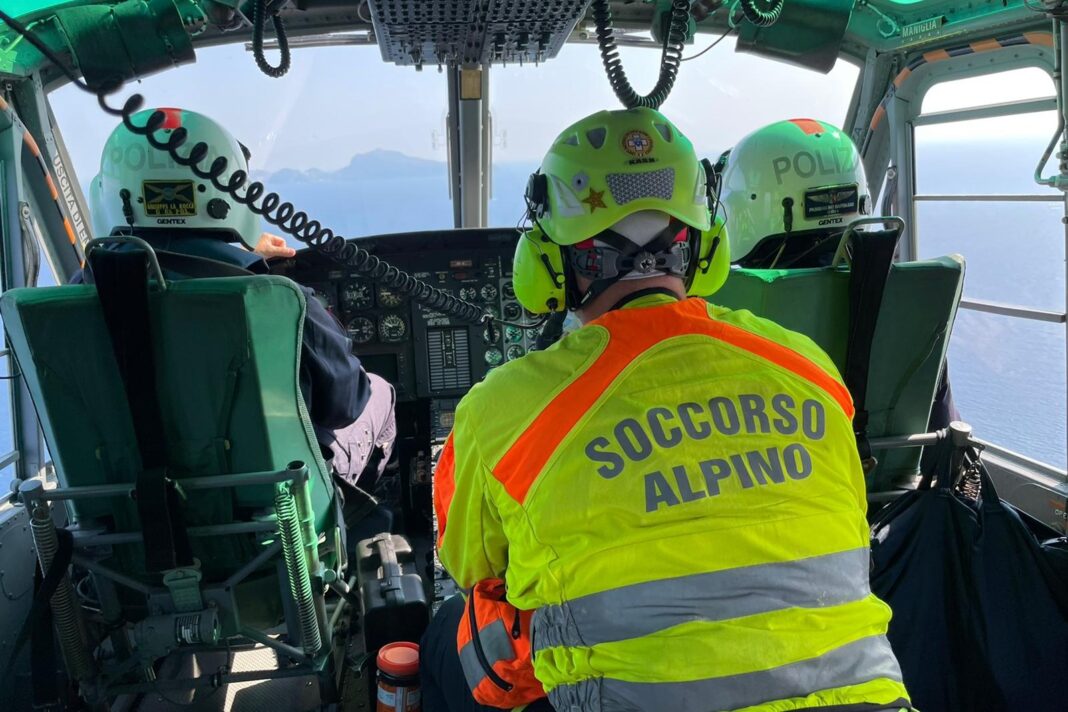 Equipes de resgate socorrem vítimas de grave acidente de ônibus na Ilha de Capri, Itália
