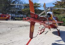 Bombeiros resgatam adolescente caído sobre pedras do costão da Ponta do Papagaio, em Palhoça