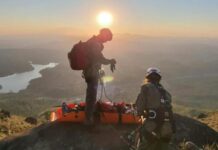 Equipe do BPMOA resgata jovem que caiu de 12 metros durante escalada no Pico Capivari Mirim, PR