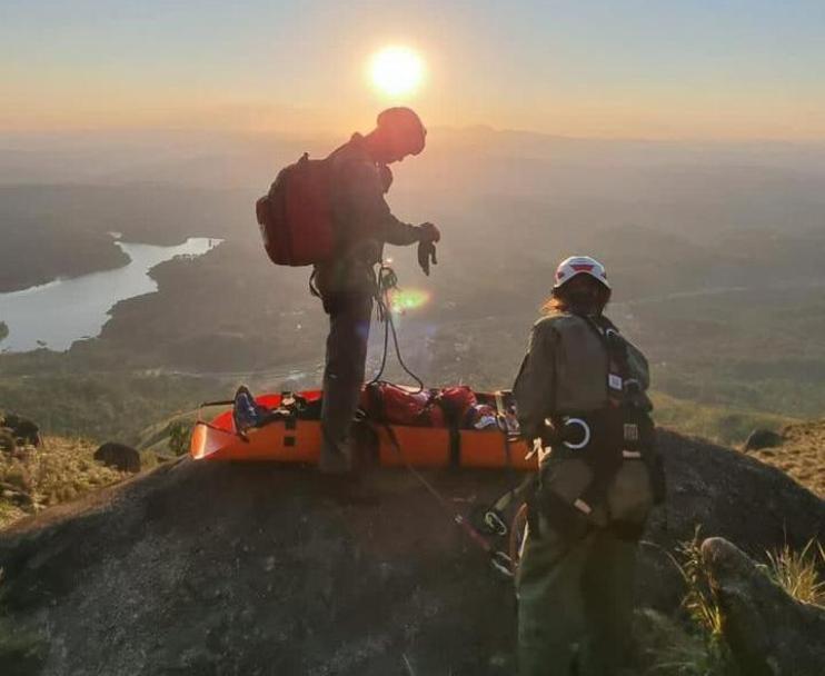 Equipe do BPMOA resgata jovem que caiu de 12 metros durante escalada no Pico Capivari Mirim, PR