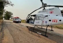 Caminhão carregado com concreto tomba e motorista gravemente ferido é resgatado pelo helicóptero do SAMU