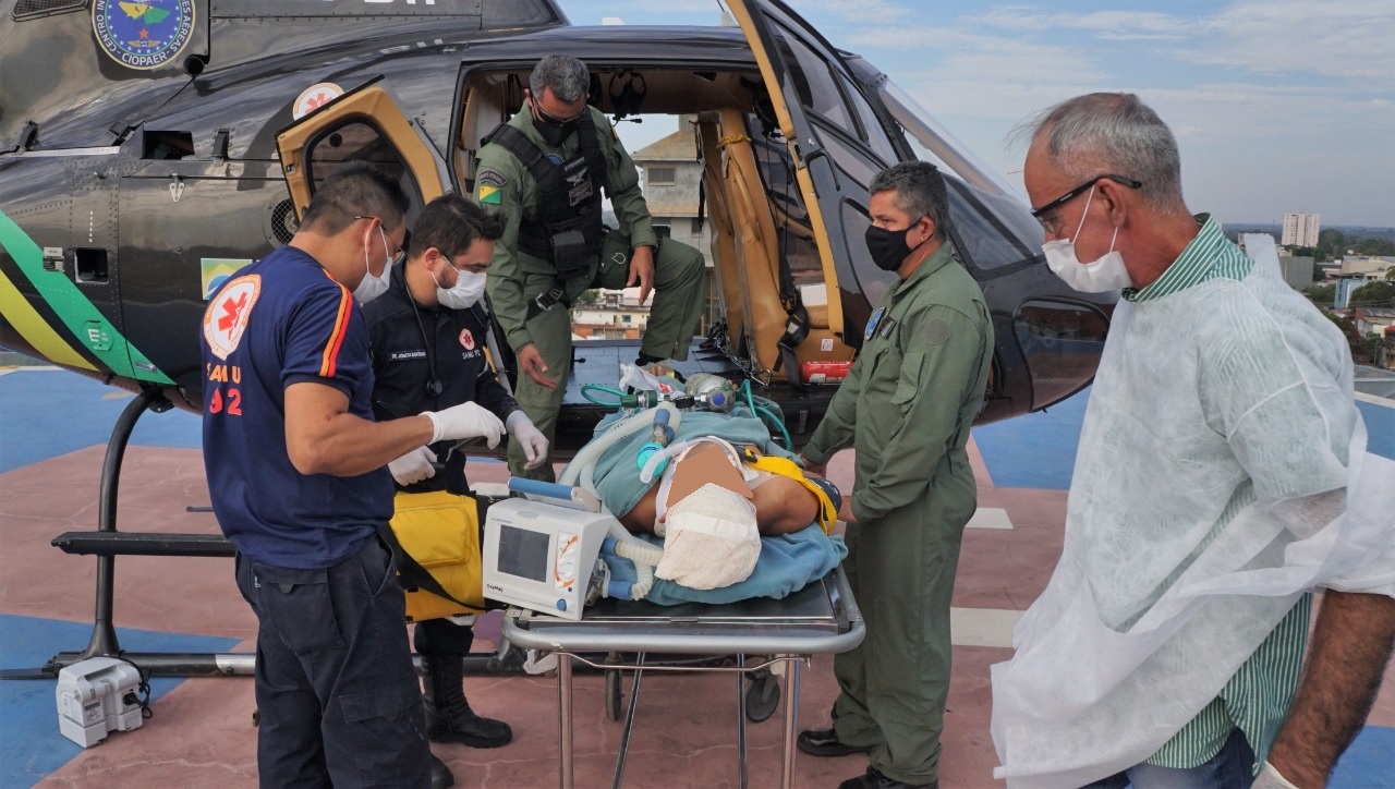 Bombeiros, SAMU e CIOPAER são acionados para resgatar homem atingido por árvore em Xapuri, AC