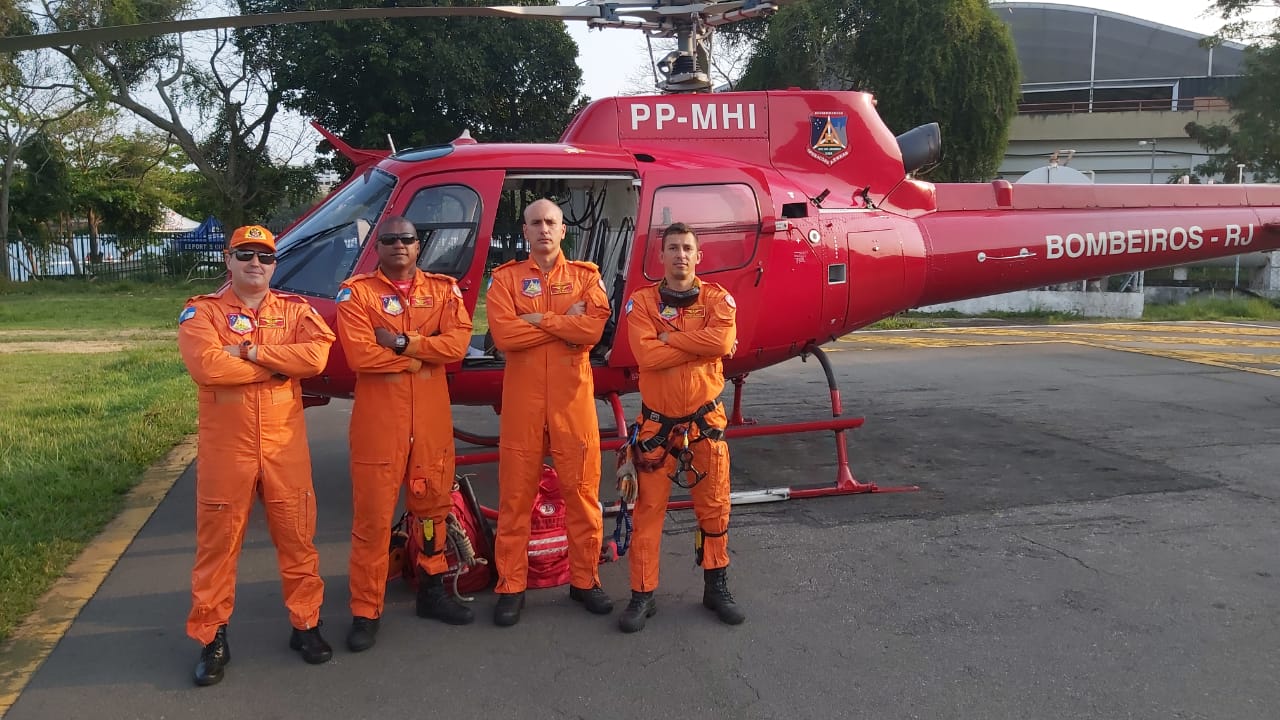 Grupamento de Operações Aéreas resgata piloto de parapente que se acidentou em Maricá, RJ