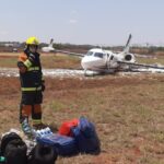 Bombeiros tiveram que resfriar aeronave após saída de pista, vazamento de combustível e princípio de incêndio da vegetação, no aeroporto de Goiânia — Foto: Corpo de Bombeiros/Divulgação