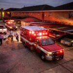 Os paramédicos do Corpo de Bombeiros de Houston se preparam para transportar uma mulher soropositiva para Covid-19 a um hospital no mês passado.Arquivo de John Moore / Getty Images