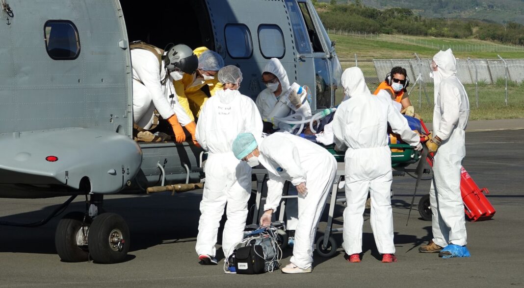 Forças Armadas de Nova Caledônia realiza evacuação aeromédica de pacientes com COVID-19