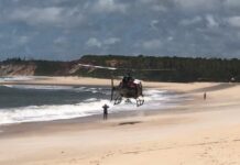 Equipes do GTA e bombeiros treinam resgate aéreo de banhistas na praia de Barra de Gramame, PB