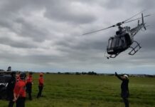 Médicos e enfermeiros do SARASUL realizam treinamento em altura com helicóptero da Polícia Civil