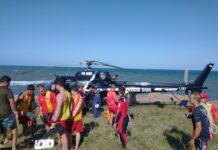 Equipes de resgate salvam mulher que ficou presa entre as pedras no Farol de Santa Marta, SC
