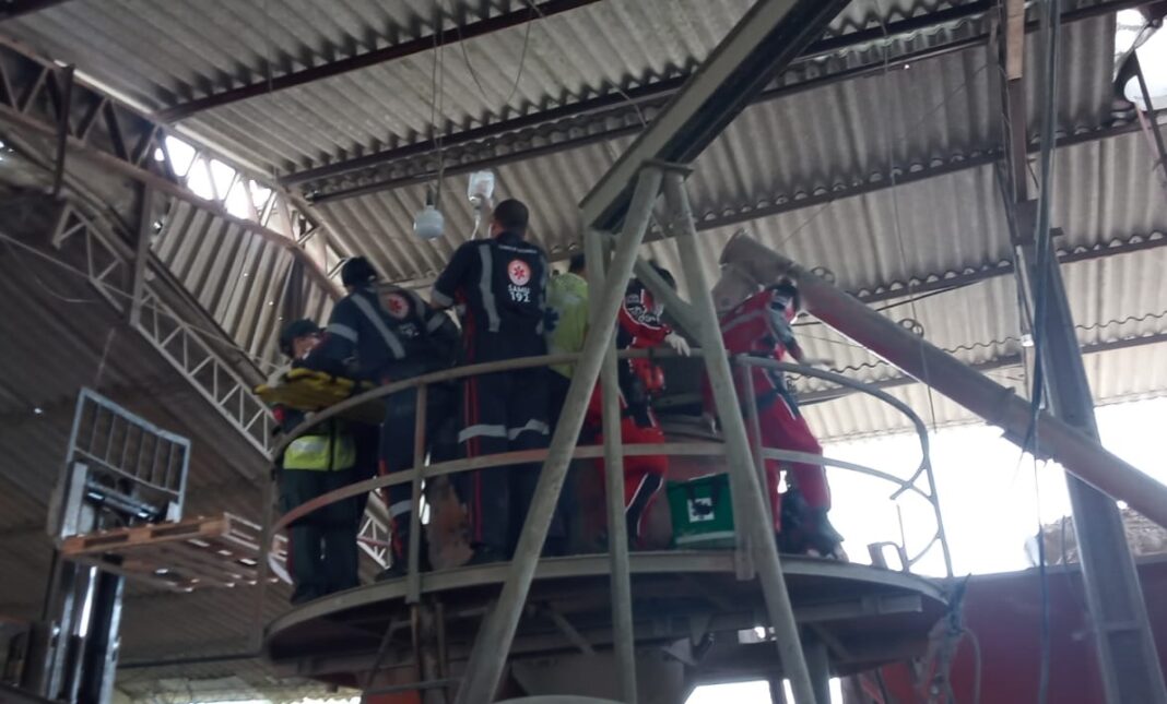 Bombeiros, SAMU e serviço aeromédico resgatam trabalhador que caiu em misturador de concreto em Braço Norte, SC