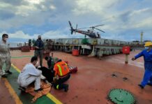Equipe aeromédica do Águia 10 da PM resgata tripulante em navio na costa de Santos, SP