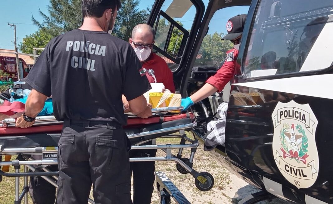 O paciente foi estabilizando pela equipe aeromédica do SARASUL e transportado no helicóptero do SAER da Polícia Civil para Tubarão