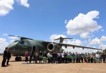 Brasileiros e estrangeiros vindos da Ucrânia chegam ao Brasil em dois aviões da FAB