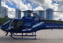 Equipe do GRAER da PM da Bahia resgata vítimas de afogamento em Praia de Busca Vida, em Camaçarí