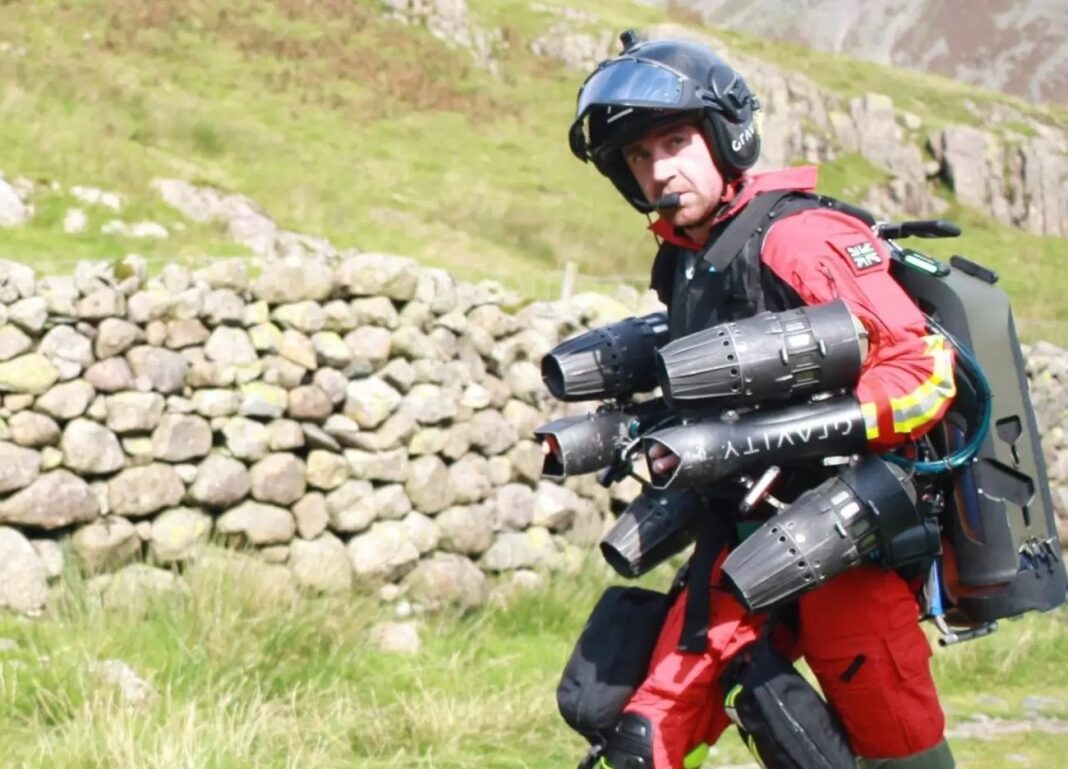 Operadora aeromédica inglesa GNAAS realiza testes com o Jet Suit Paramedic