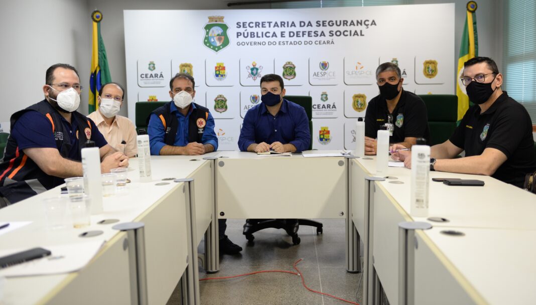 Secretário executivo da SSPDS, Samuel Elânio, diretor geral do SAMU Ceará, Khalil Feitosa, diretor técnico do Samu 192 Ceará, Nilson Mendonça Filho, coordenador da CIOPAER, Cel Av FAB Darley Oliveira de Sousa, e o Ten Cel Emerson Vasconcelos Bastos, chefe de operações da CIOPAER.